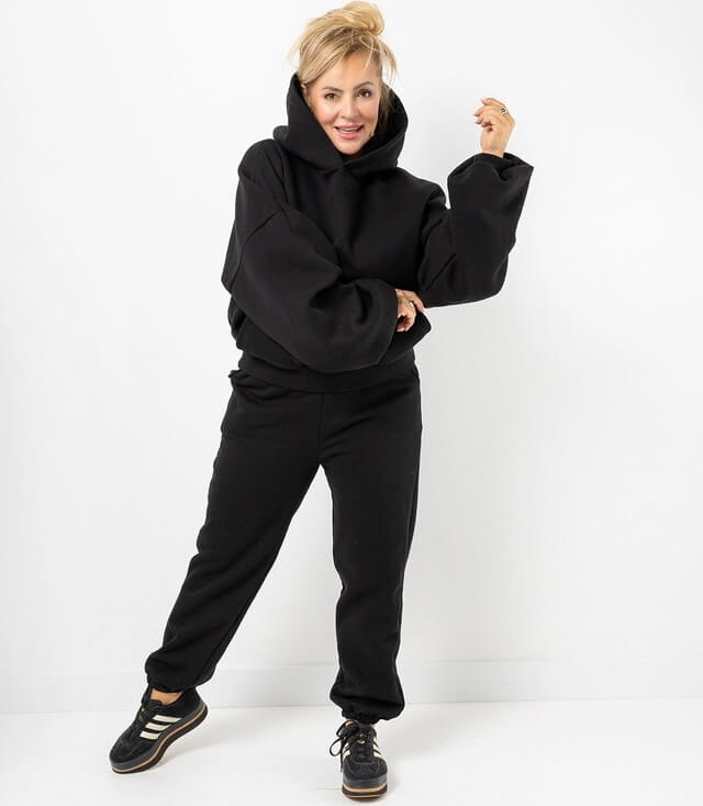 Schwarzer Kapuzenpullover und Sweatpants im Set, lässig und bequem, ideal für Freizeitlooks.