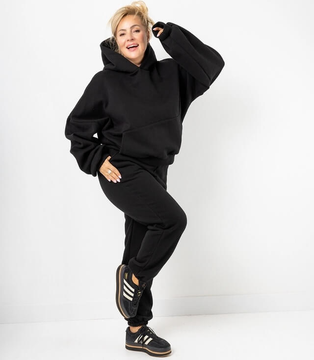 Bequeme schwarze Sweatpants und Hoodie im oversized Look, perfekt für lässige Outfits.