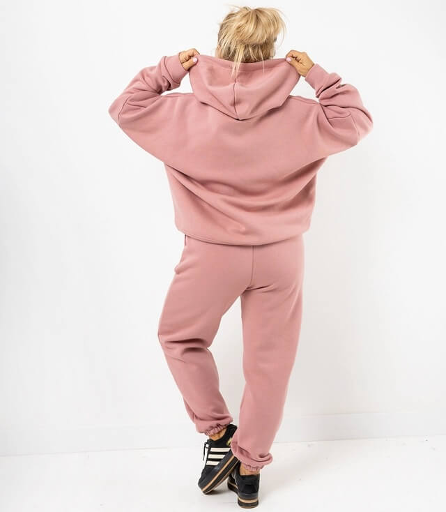 Rosa Jogger bestehend aus Sweat Jacke und Jogginghose von der Rückseite, lässig und bequem.