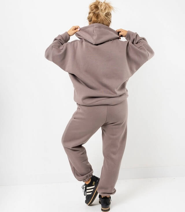 Hinteransicht vom modischen Sweatshirts und Jogginghose in Braun, bequem und lässig.