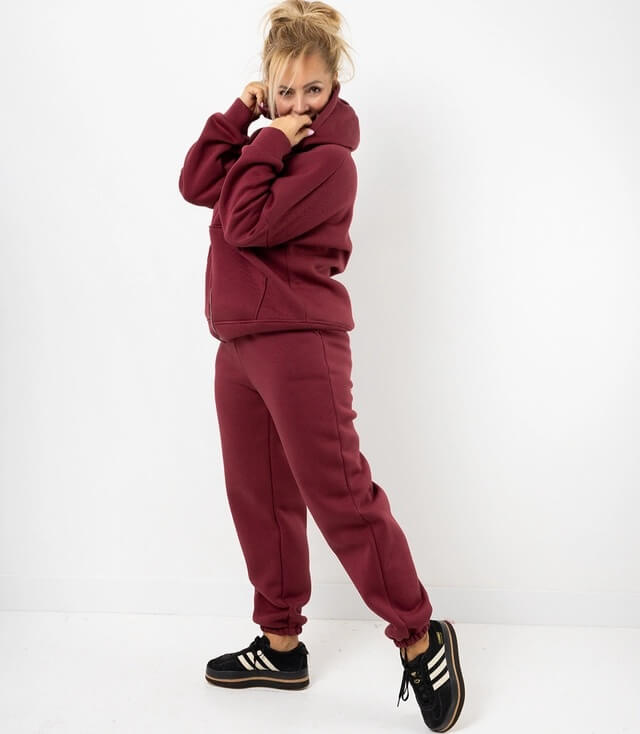 Damen-Fleece-Jogginganzug in Burgundy mit Kapuzenpullover und Jogginghose für lässige Freizeitlooks.