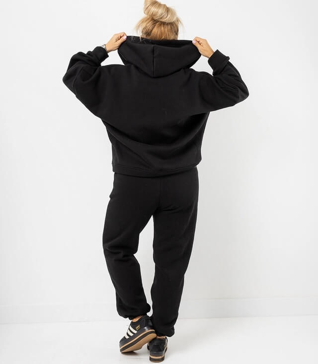 Schwarzer Hoodie und Jogginghose Set von hinten gesehen, lässiger Look mit Kapuze.