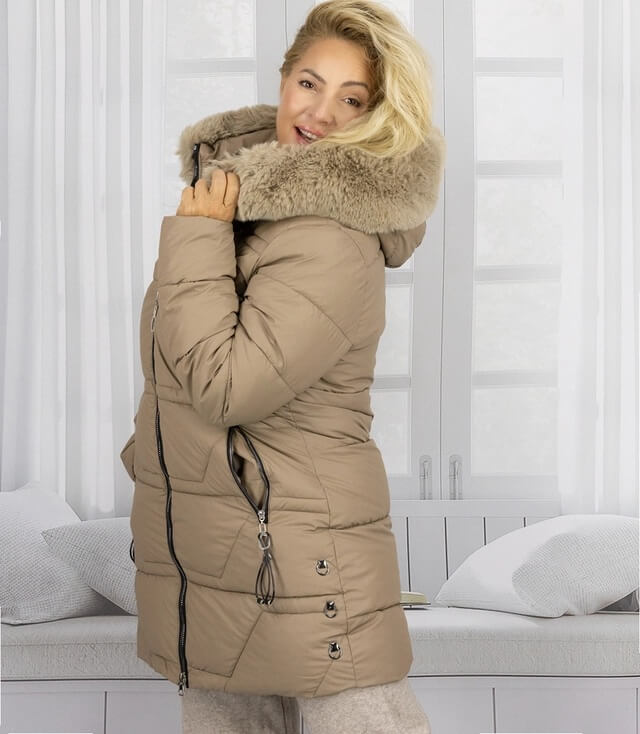Beige lange Steppjacke mit großer Kapuze und Fellkragen. Hochwertige Winterjacke.