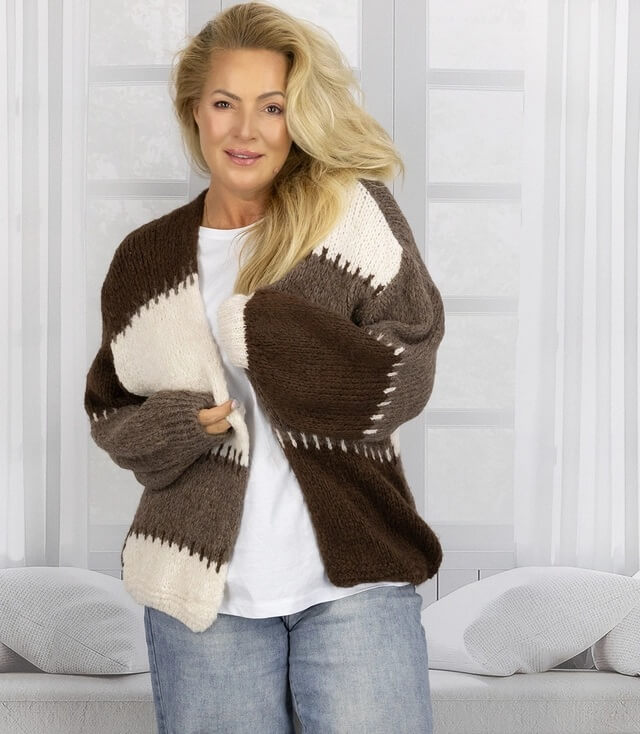 Damenstrickjacke in Braun und Beige im oversized Style und gemütlichem Look, perfekt für den Alltag
