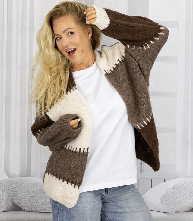 Modischer Strickcardigan in Braun- und Creme-Tönen, lässig getragen von einer lächelnden Frau.