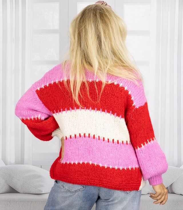 Rückansicht eines bunten, gestreiften Pullovers in Rot, Pink und Weiß, kombiniert mit Jeans.