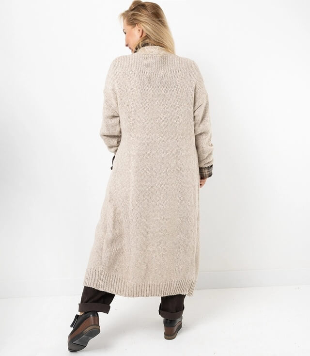 Beige lange oversized Strickjacke mit langem Schnitt von hinten, lässig und bequem für jeden Anlass.