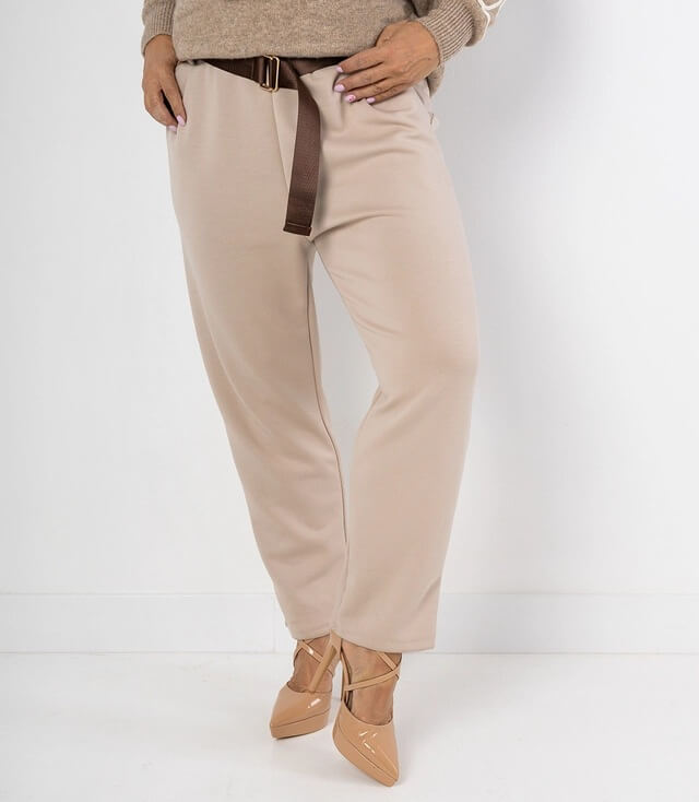 Elegante beige Hose mit Gürtel und lockerem Schnitt, ideal für lässige und schicke Outfits.