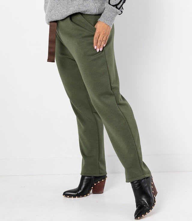 Seitenansicht der Khakifarbenen Sweathose mit schmalem Schnitt und stylischen schwarzen Schuhen.