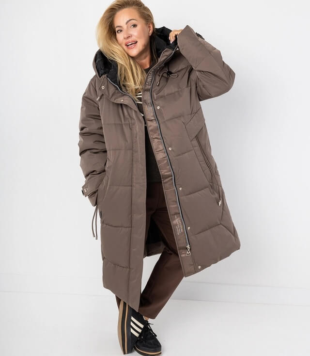 Damen Steppmantel im Parka Style in Braun, lang geschnitten mit Kapuze und lässigem Schnitt für wärmere Wintertage.