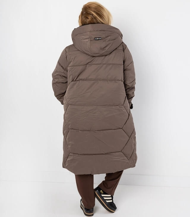Rückansicht einer langen braunen Winterjacke mit Kapuze und diagonalen Steppnähten.