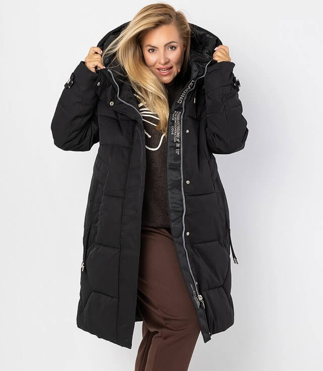 Schwarzer Damen Wintermantel mit Kapuze, warm gefüttert und praktischem Reißverschluss.