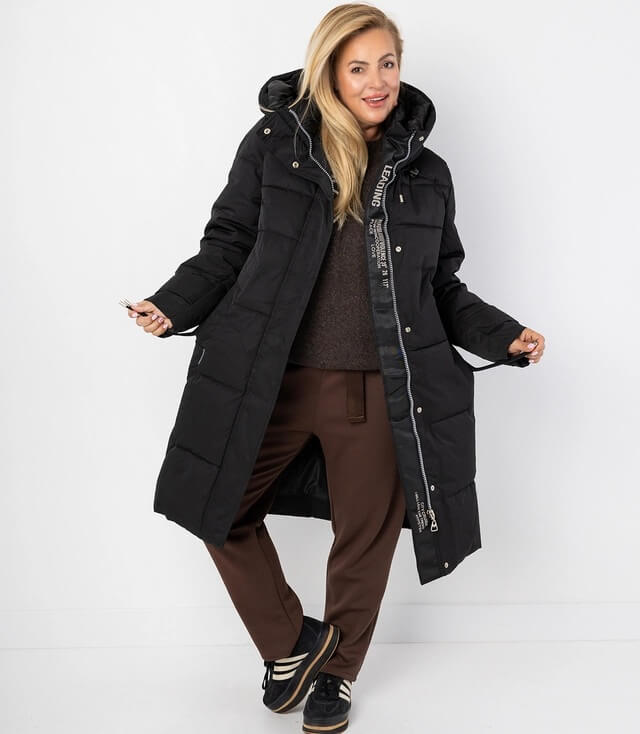 Schwarze Damenjacke mit Kapuze und längerer Passform, ideal für kalte Tage.