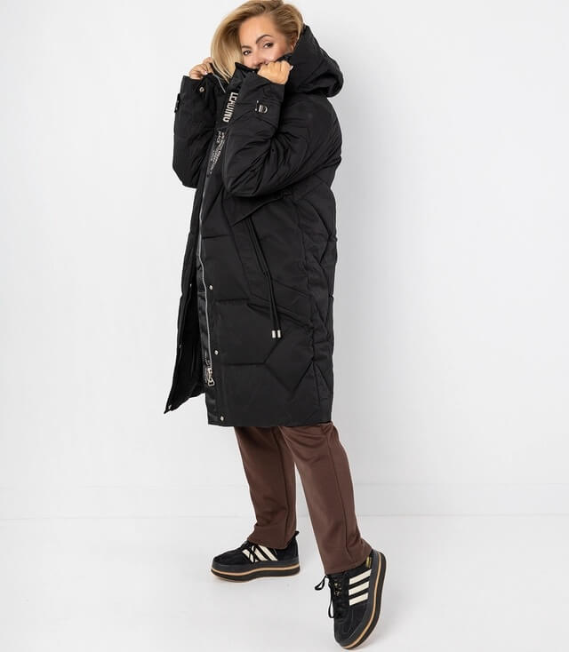 Damen Daunenjacke in Schwarz mit Kapuze, schmaler Passform und modischen Details, stilvoll kombiniert.