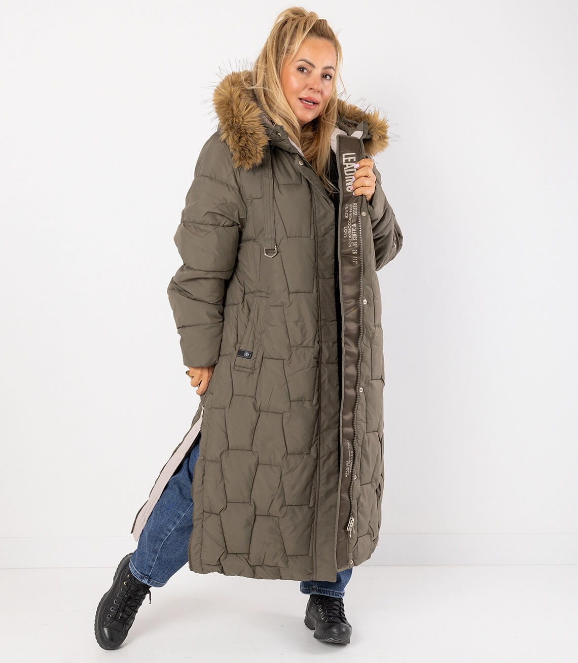 Damen Wintermantel in Olivgrün mit Kapuze und Kunstfell, warm und stylisch.