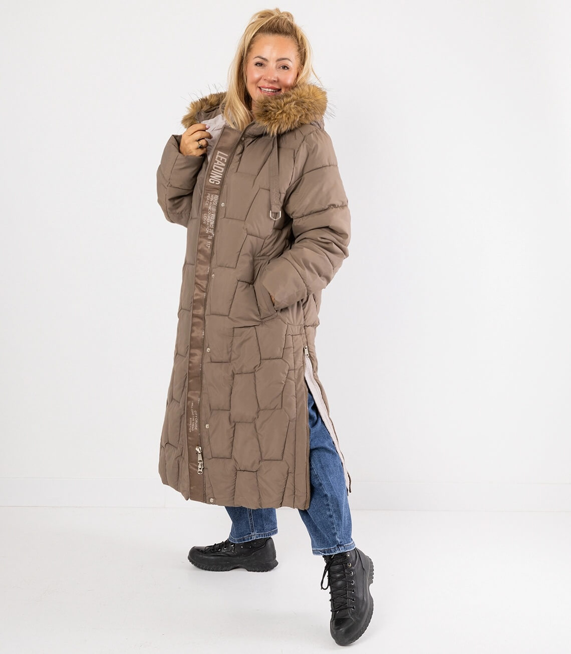 Damen Wintermantel mit Kapuze, braun, durchgehend mit Reißverschluss, bequemer Schnitt und weitem Kragen