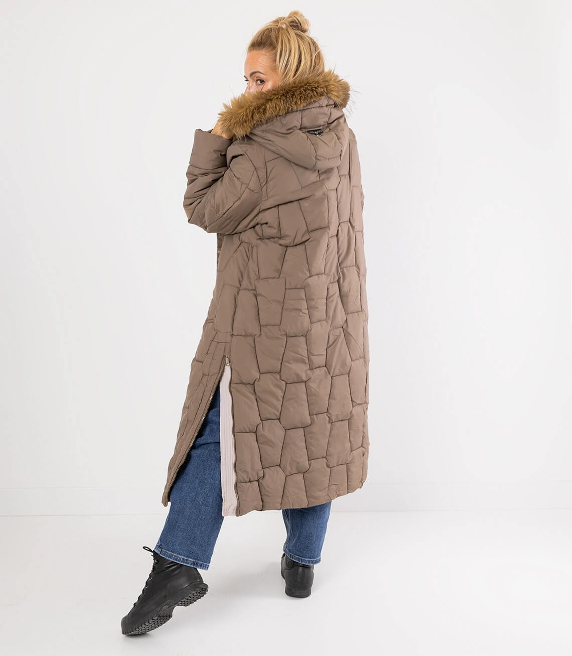 Damen Wintermantel in Braun, länglicher Schnitt mit Kapuze und fellartigem Kragen, von hinten fotografiert.