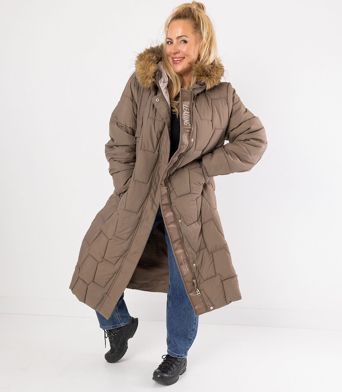 Damen Steppmantel in Braun mit Kapuze und Kunstfellbesatz, lässiger Schnitt und bequeme Passform.