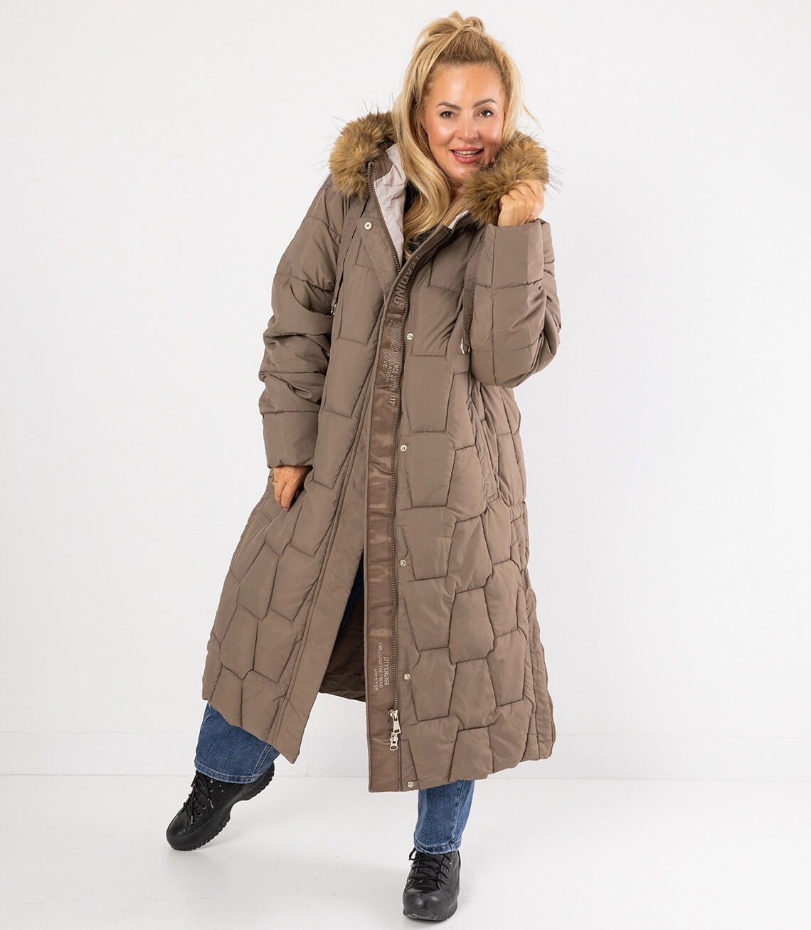 Lange Damen Winterjacke mit Kapuze, kuscheligem Fellkragen und lässigem Schnitt in Beige.