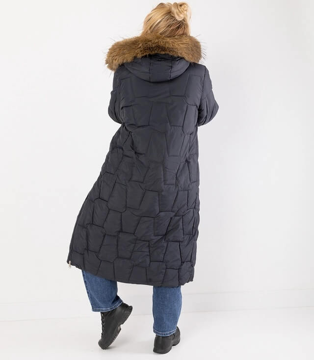 Marineblaue, lange Steppjacke mit Kunstfellkapuze, von hinten getragen, in moderner Anordnung.