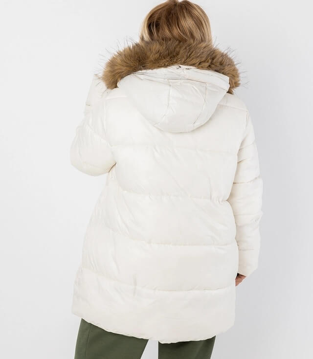Rückansicht der weißen Damenjacke mit Kapuze und Kunstfellkragen.