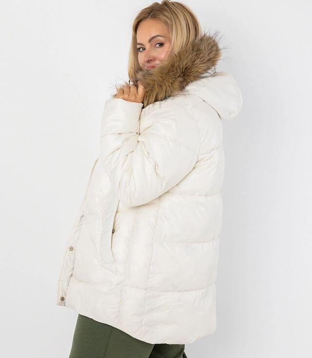Damen Winterjacke in Weiß mit Kapuze und abnehmbarem Fellkragen, seitliche Ansicht.