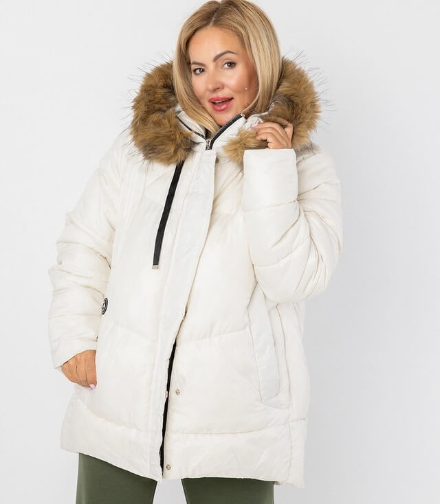 Damen Winterjacke in Weiß mit Fellkapuze und steppartiger Optik, model trägt die Jacke.
