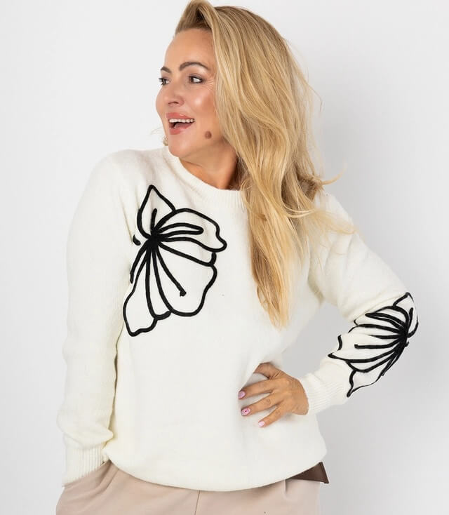 Weißer Pullover mit schwarzen Blumenstickereien an den Ärmeln, lässige Passform und weichem Material.