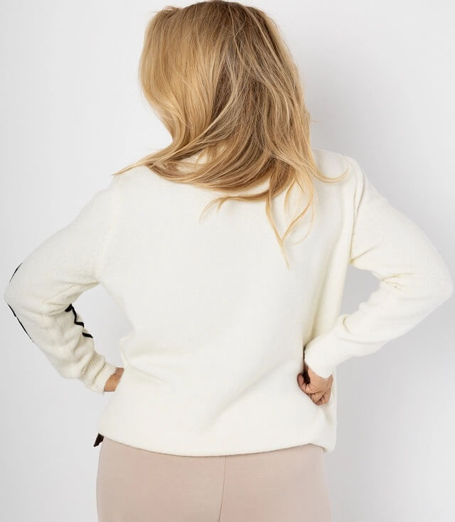 Rückansicht eines weißen Pullovers mit langen Ärmeln und schmalem Schnitt.