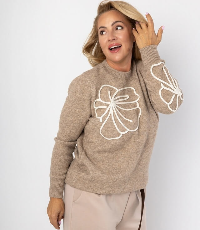 Damenpullover mit großen Blumenmotiven in Beige, lässig geschnitten und mit Rundhalsausschnitt.