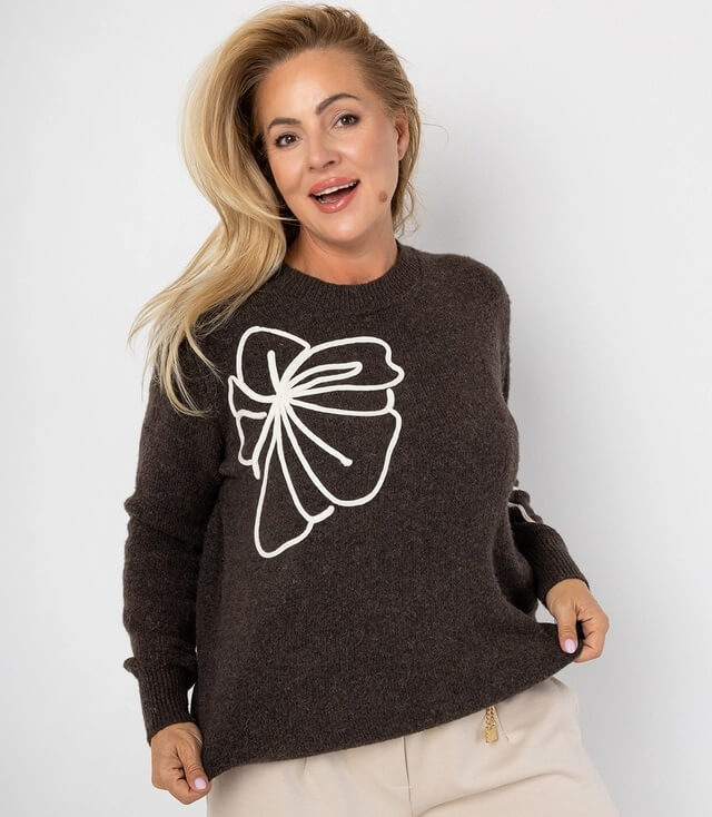 Dunkelbrauner Pullover mit großem floralen Muster und Rundhalsausschnitt, ideal für lässige Looks.