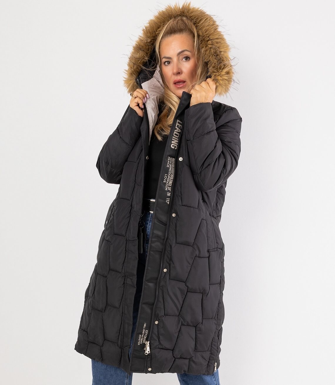 Damen Langer Wintermantel in Schwarz mit abnehmbarer Fellkapuze und gesteppter Optik.