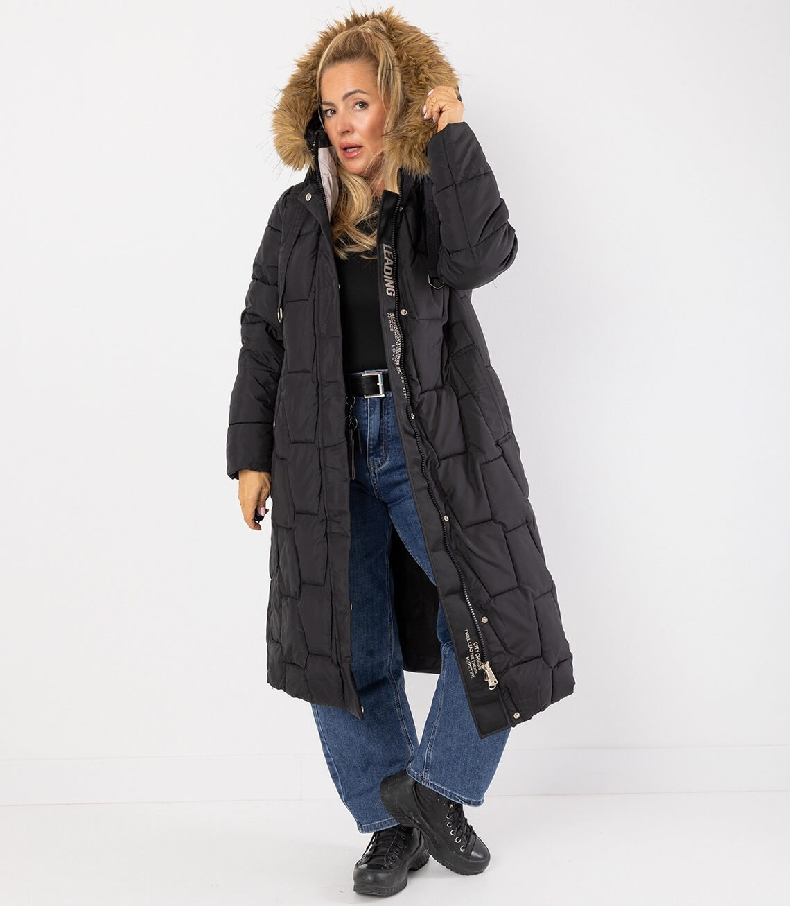 Damen-Pufferjacke mit Kapuze und Kunstfellbesatz in Schwarz, lässig geschnitten für Wintermode.