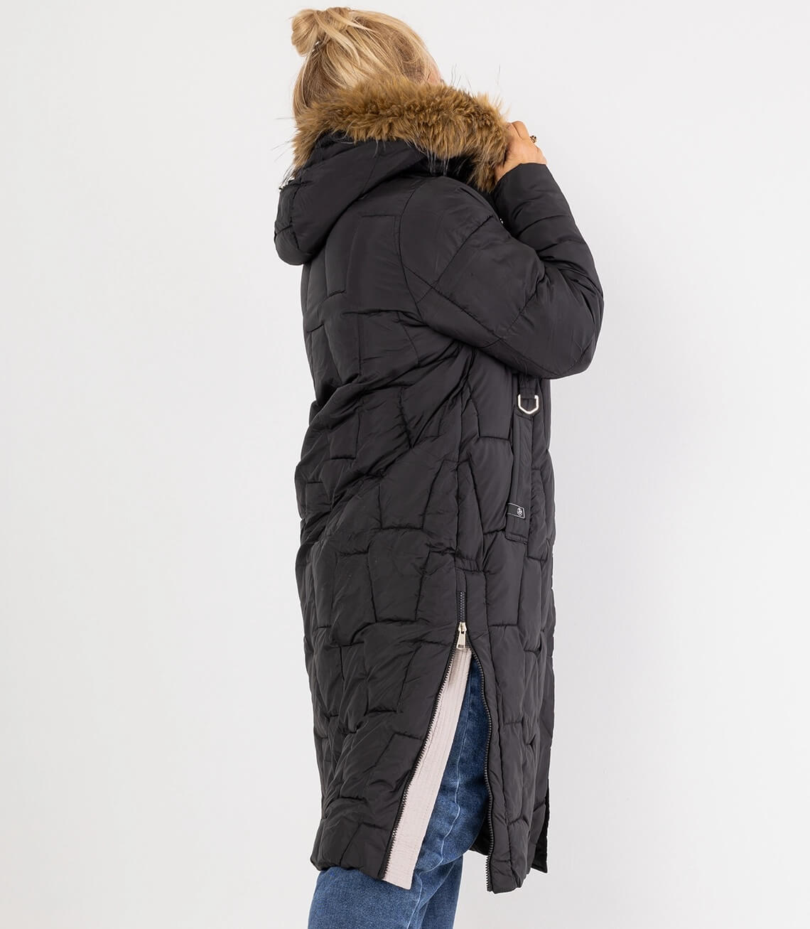 Schwarzer Wintermantel mit Kapuze und Kunstpelzbesatz, seitliche Reißverschlüsse und bequeme Passform.