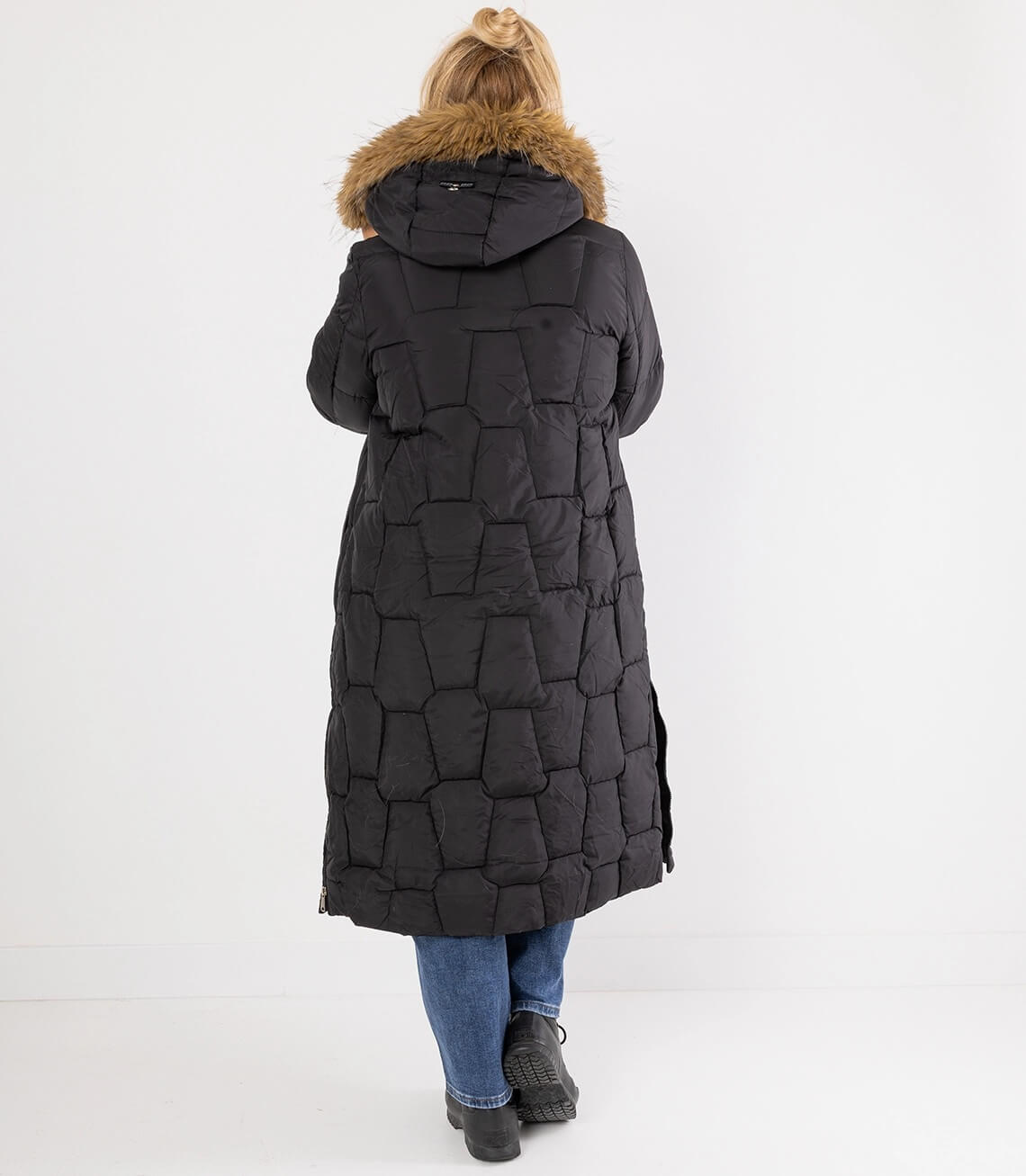 Damen Langjacke mit Kapuze und Kunstfellkragen, schwarze Steppjacke im Rückansicht.