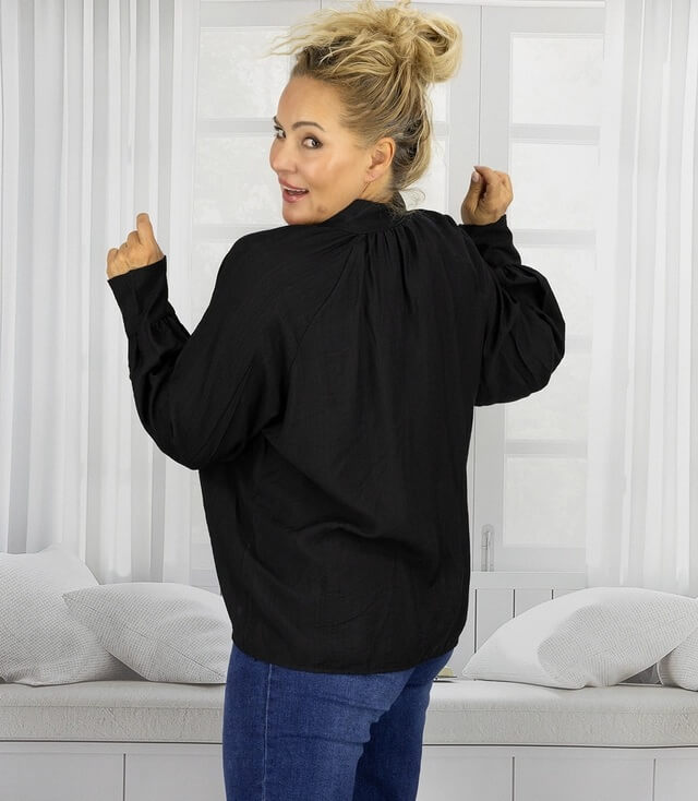 Damen-Bluse in Schwarz von hinten, mit voluminösen Ärmeln und lässigem Schnitt.