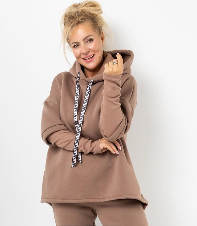 Brauner Kapuze Sweater mit auffälligen Kordeln und stylischem Print, getragen von lächelndem Model.
