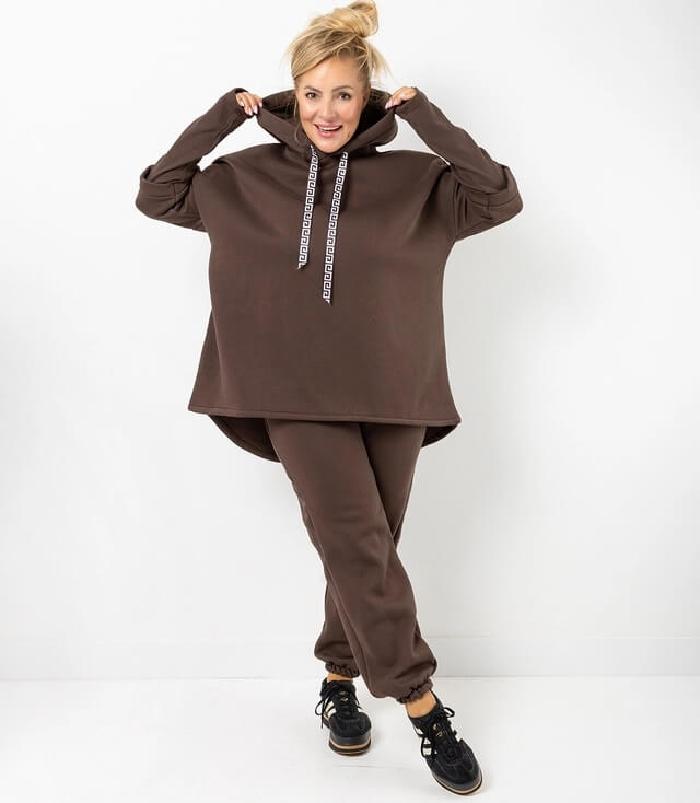 Dunkelbrauner Sweat-Set mit Kapuzenpullover und Jogginghose für einen lässigen Look.