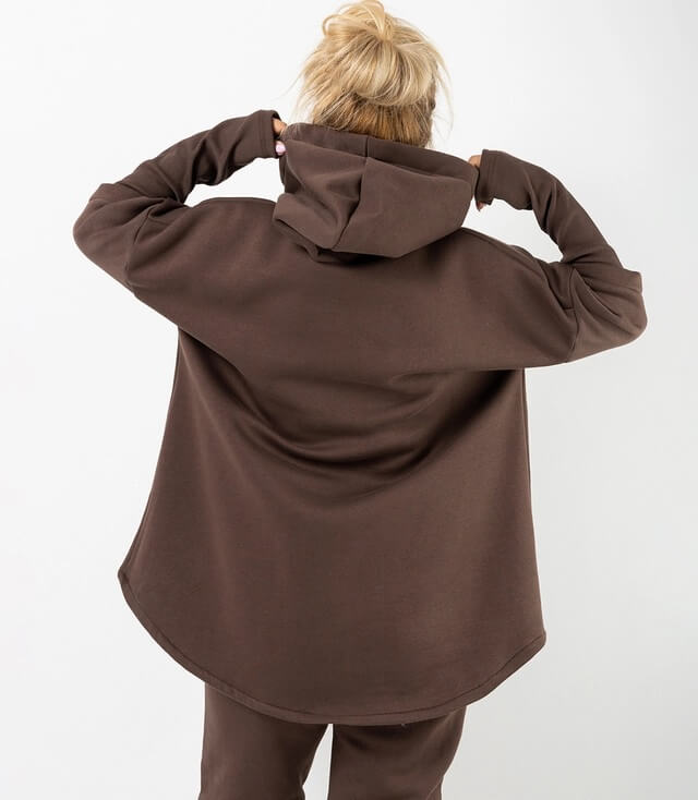 Dunkelbrauner Hoodie mit Kapuze, gesehen von hinten, lässiger Schnitt und bequeme Passform.