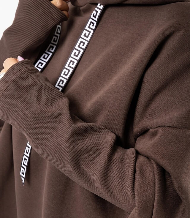 Brauner Hoodie mit weitem Schnitt und dekorativem Muster an der Kapuze.
