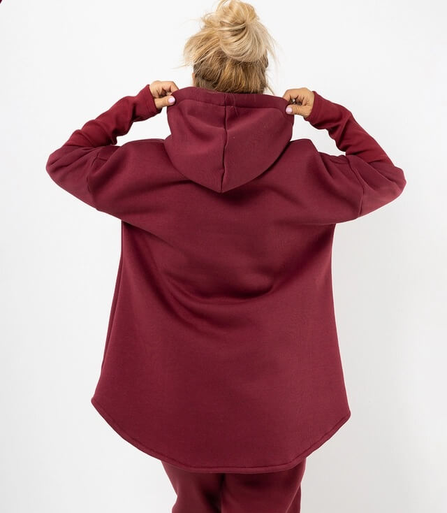 Damen-Sweatshirt in Bordeauxrot: Rückansicht mit Kapuze und lässigem, verlängertem Schnitt.