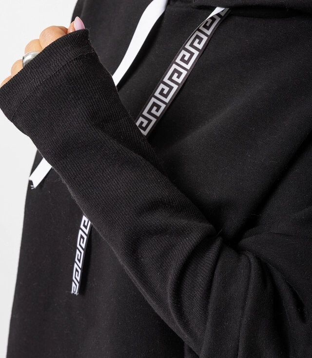 Detailansicht des schwarzen Kapuzenpullover mit elegantem Bündchen und charakteristischem Muster am Kordelzug.