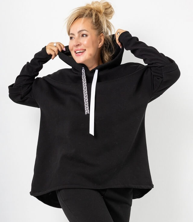 Stylischer schwarzer Hoodie mit Kapuze und kontrastierendem Kordelzug, lässiger Look für jeden Tag.