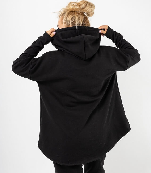 Detailansicht des schwarzen Hoodies mit grauem Muster und langen Ärmeln.