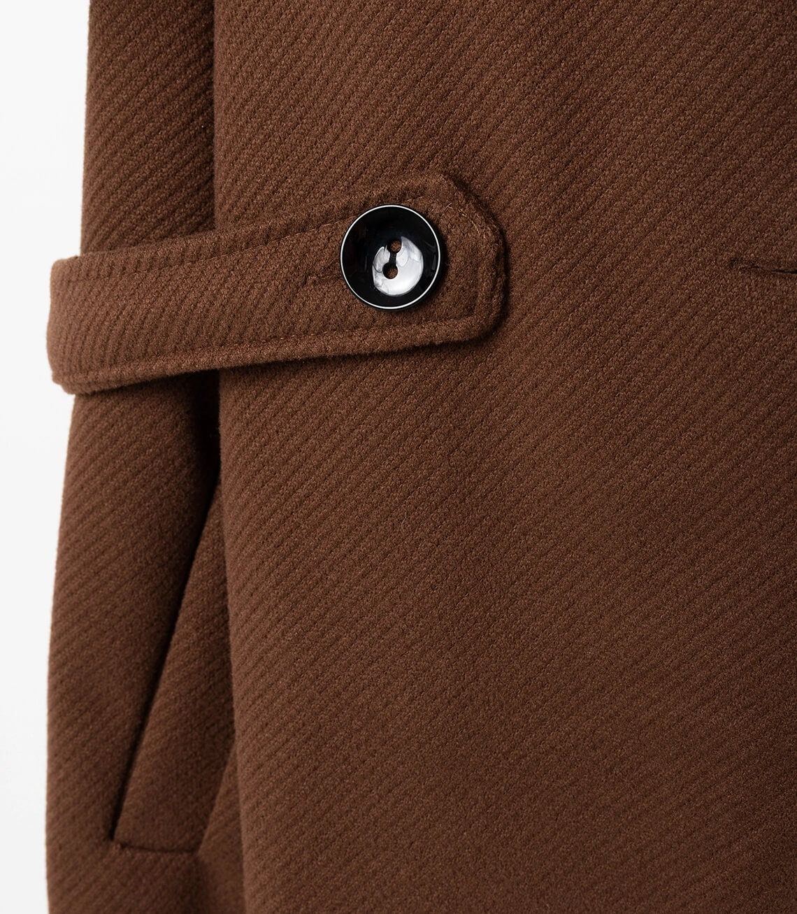 Zipper mit Knopfdetail an der braunen Jacke für einen stilvollen Look