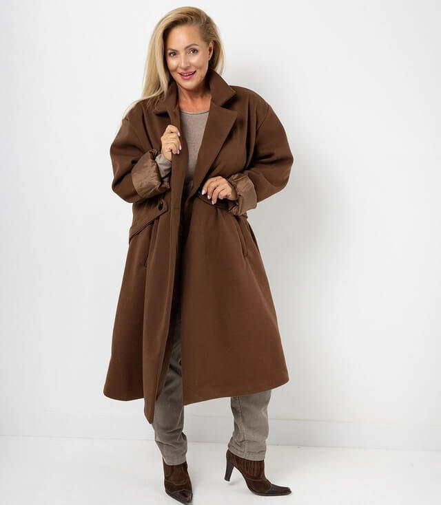 Stylischer brauner Mantel mit weiten Ärmeln und taillierter Passform - elegant und modern.