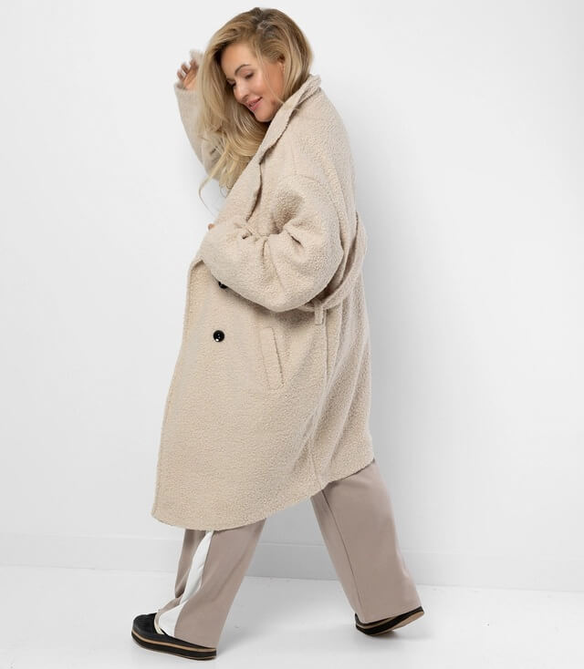 Beige Teddy-Mantel mit großen Knöpfen und Taillengürtel, lässig und warm für den Alltag.