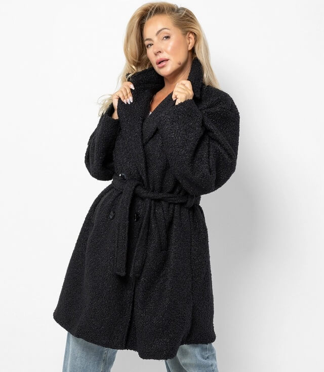 Oversize Bouclé Teddymantel in schwarz mit Reverskragen und Bindegürtel, lässige Passform.