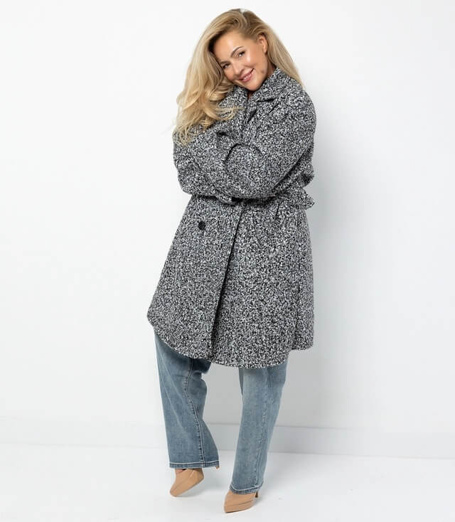 Teddyfell Mantel in Grau mit Knöpfen und Bindegürtel, model trägt ihn lächelnd.