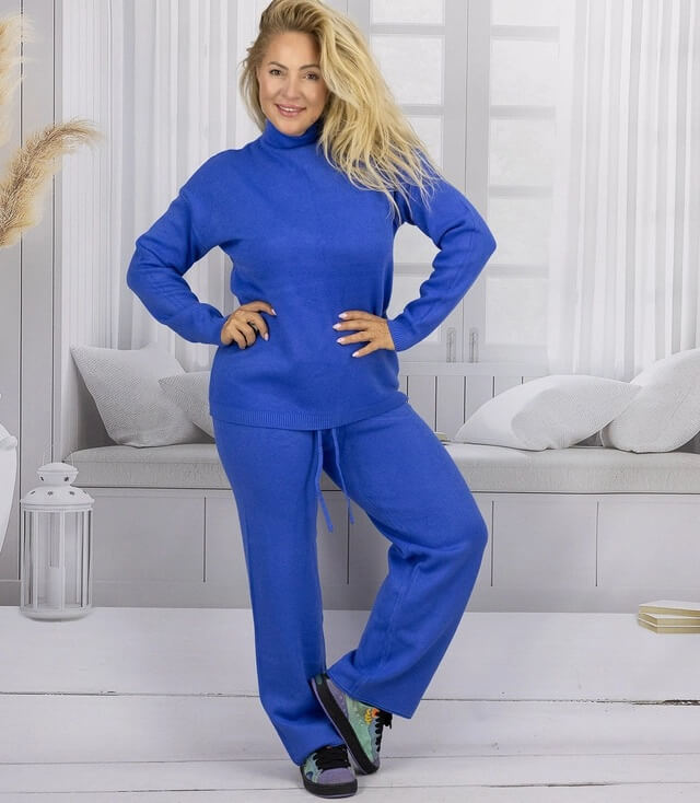 Modischer blauer Zweiteiler aus Pullover und Hose, tragefreundlich und bequem, für lässige Outfits.